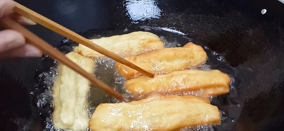 防癌的关键是管住嘴，尽量避免吃这三类食物