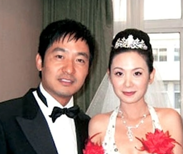 程莉莎晒合照为郭晓冬庆生，儿子带老爸去游乐园，生日礼物有新意