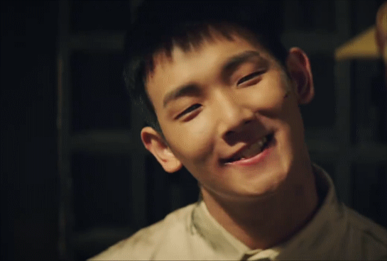 纹眉植发大红唇，手枪比肩迫击炮，想不到胡军还能接这种抗日神片