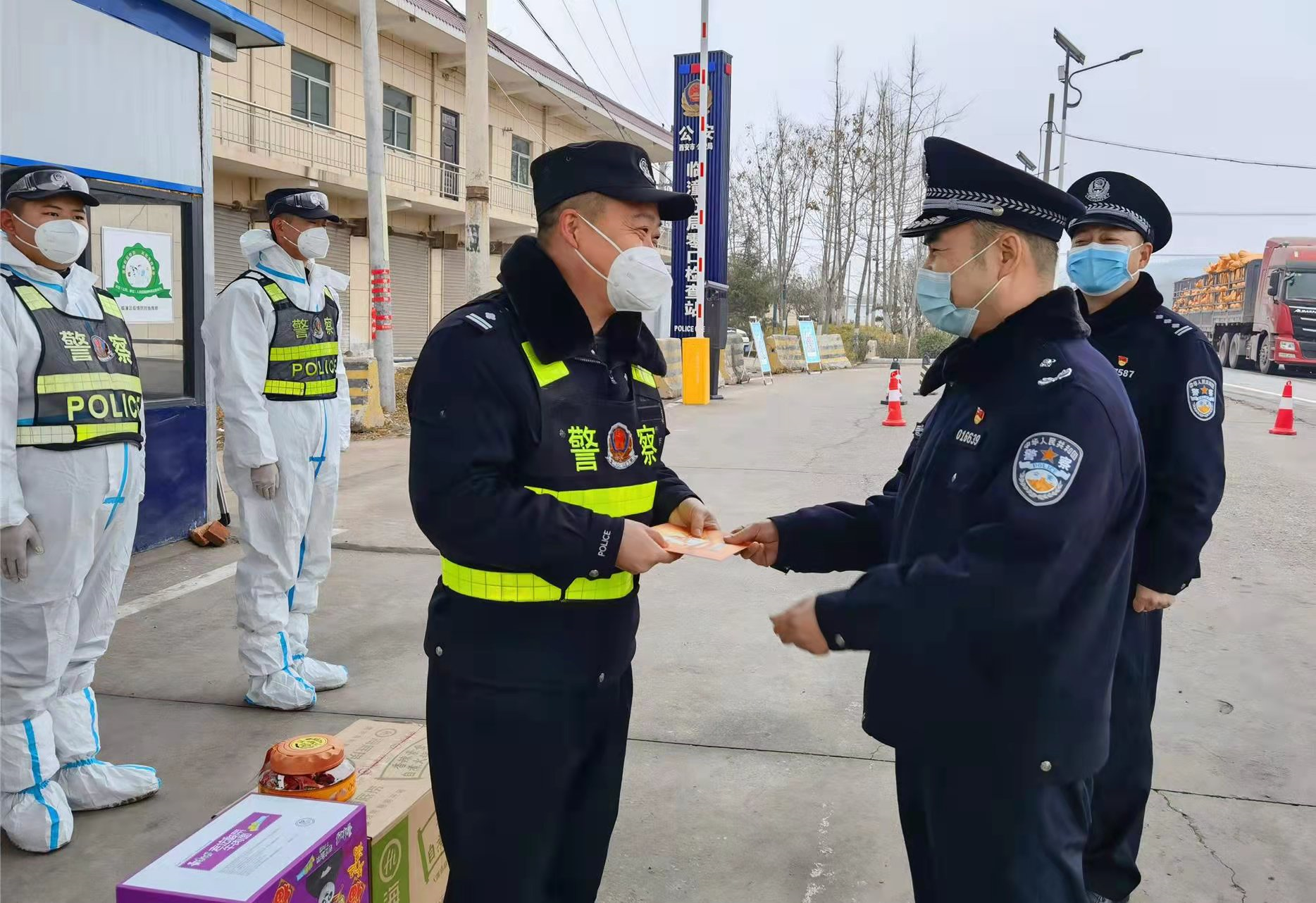 送关怀 暖警心 | 西安公安临潼分局党委书记、局长高少军同志看望慰问坚守常态化疫情防控工作一线的民警辅警