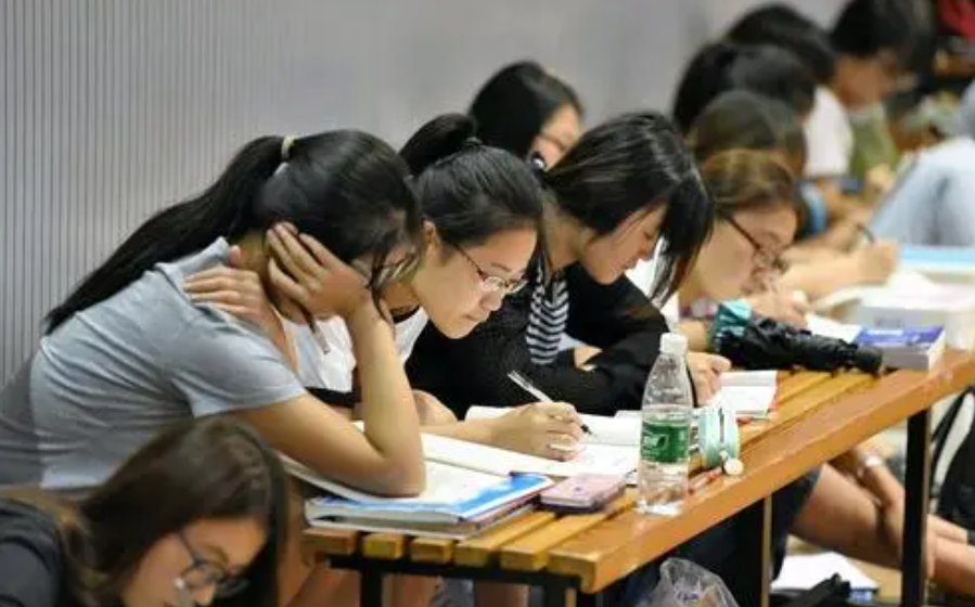 学术界四大“妲己”，精彩堪比邓文迪，高学历背后是怎样的经历