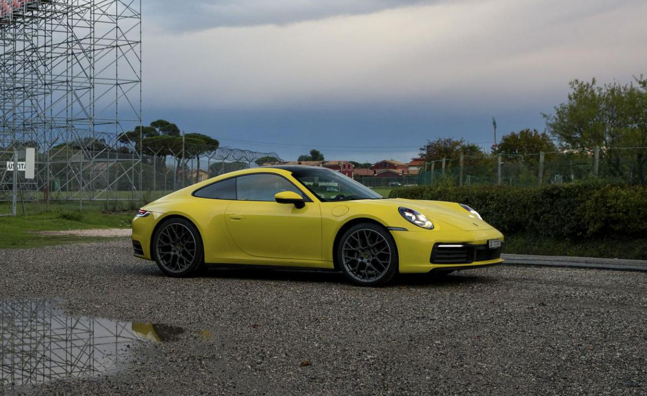 保时捷911有许多亮丽的涂装,那么,采用明亮的赛车黄色也就不足为奇了.