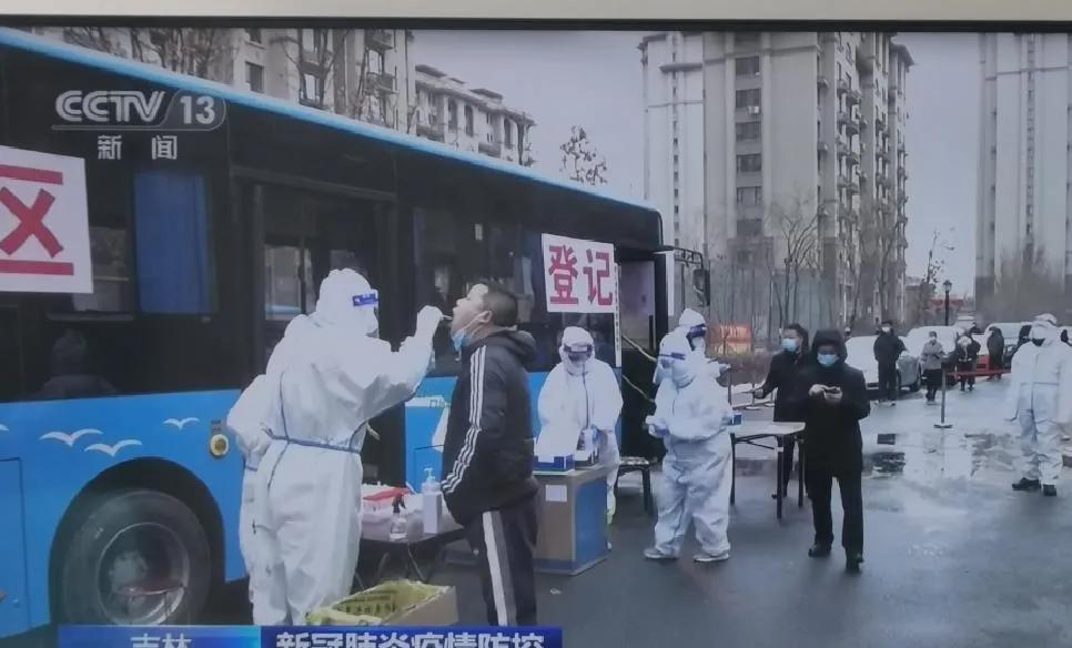 华夏大地定然是万紫千红——应和紫藤花开《一米之外的春天》