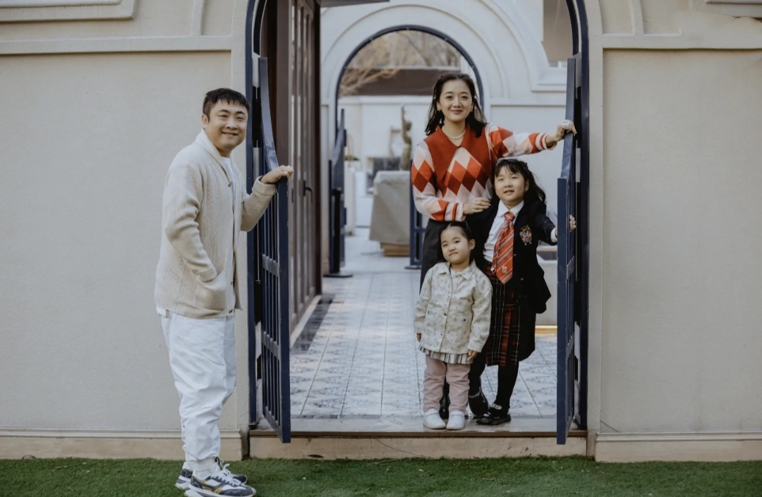 乔杉庆祝38岁生日，父女三人同框许愿超有爱，堪称共用一张脸