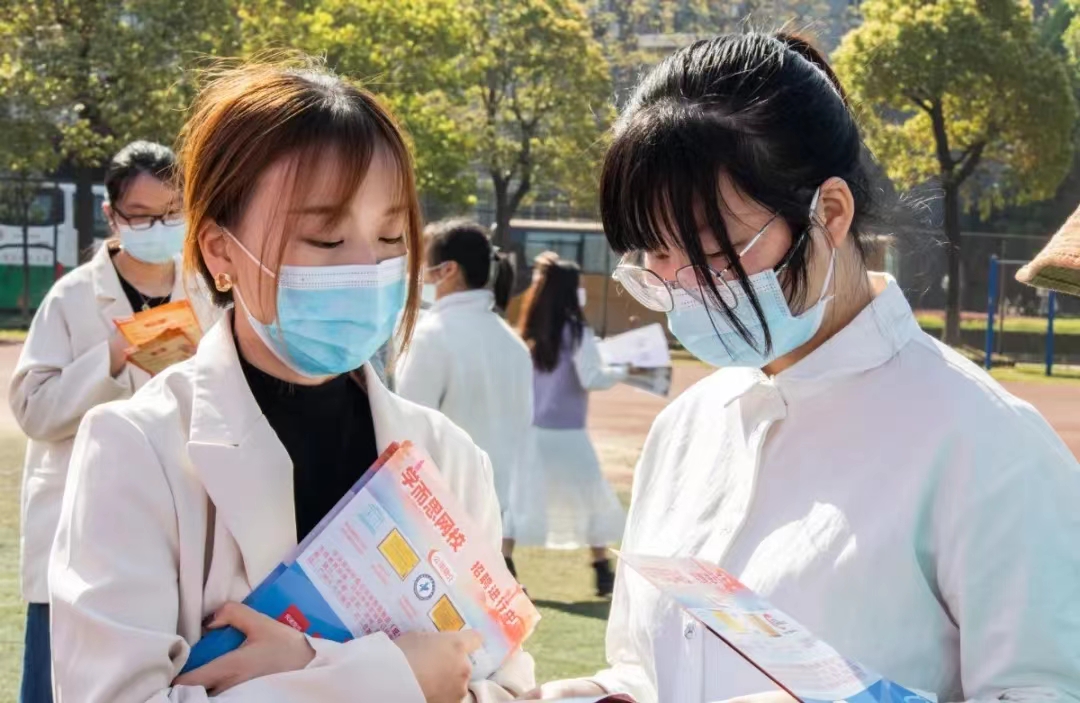 上海又放“大招”，这些高校学生能直接落户，还能吸引人才吗？