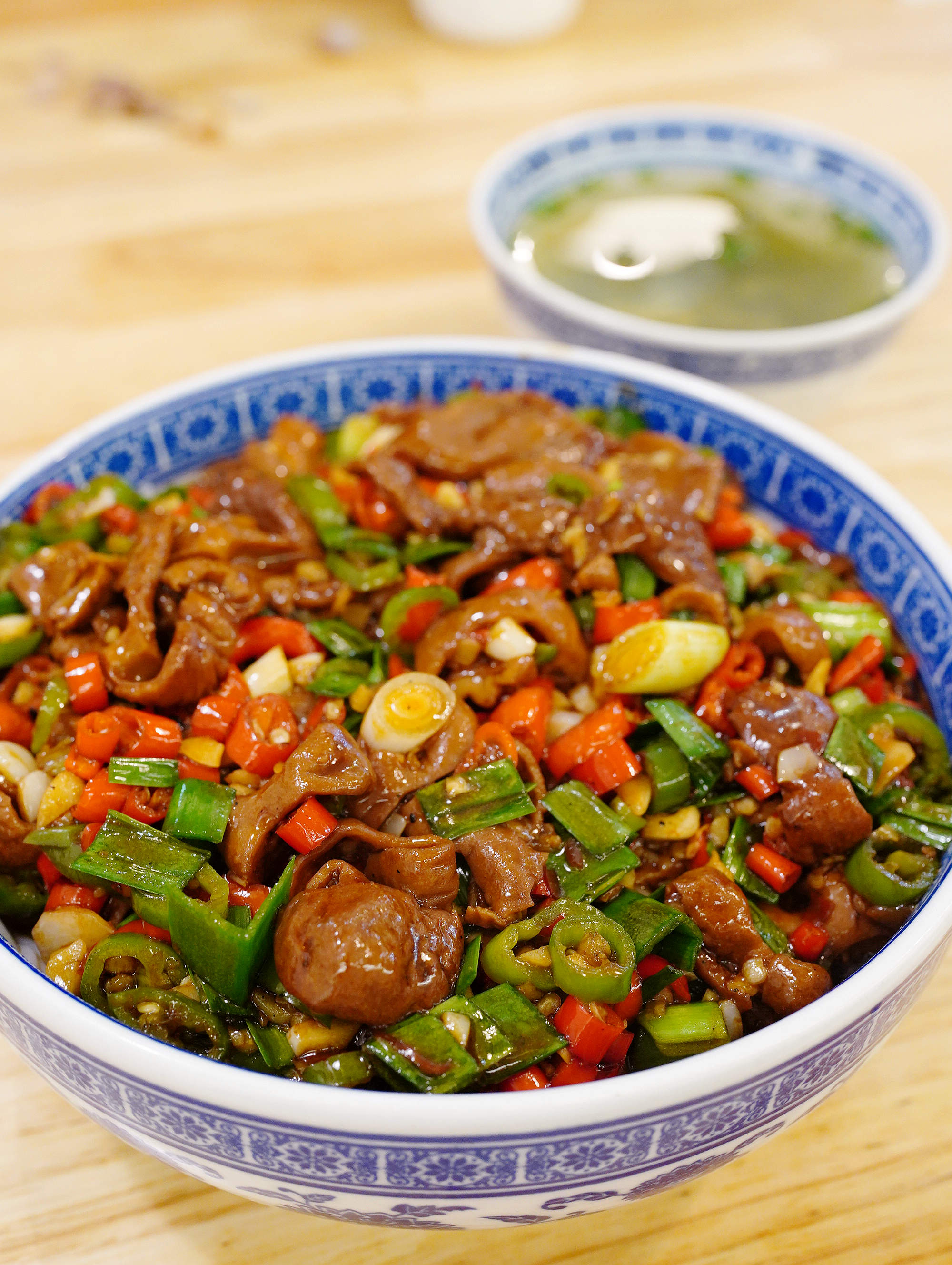 肥肠拌粉先来,第一个惊喜是,这出品跟餐牌上的标准照几乎一模一样,实