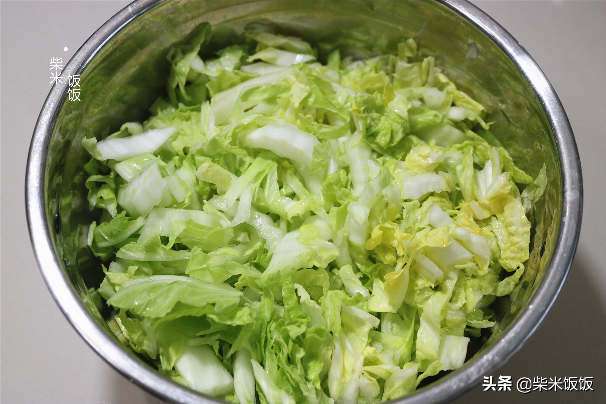 白菜包子这样做，不放一点肉，美味赛过大肉包，太好吃了