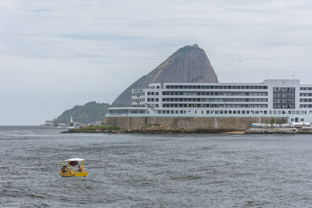 应届大学生入伍后，想在部队里发展，有哪些出路可以选择呢？