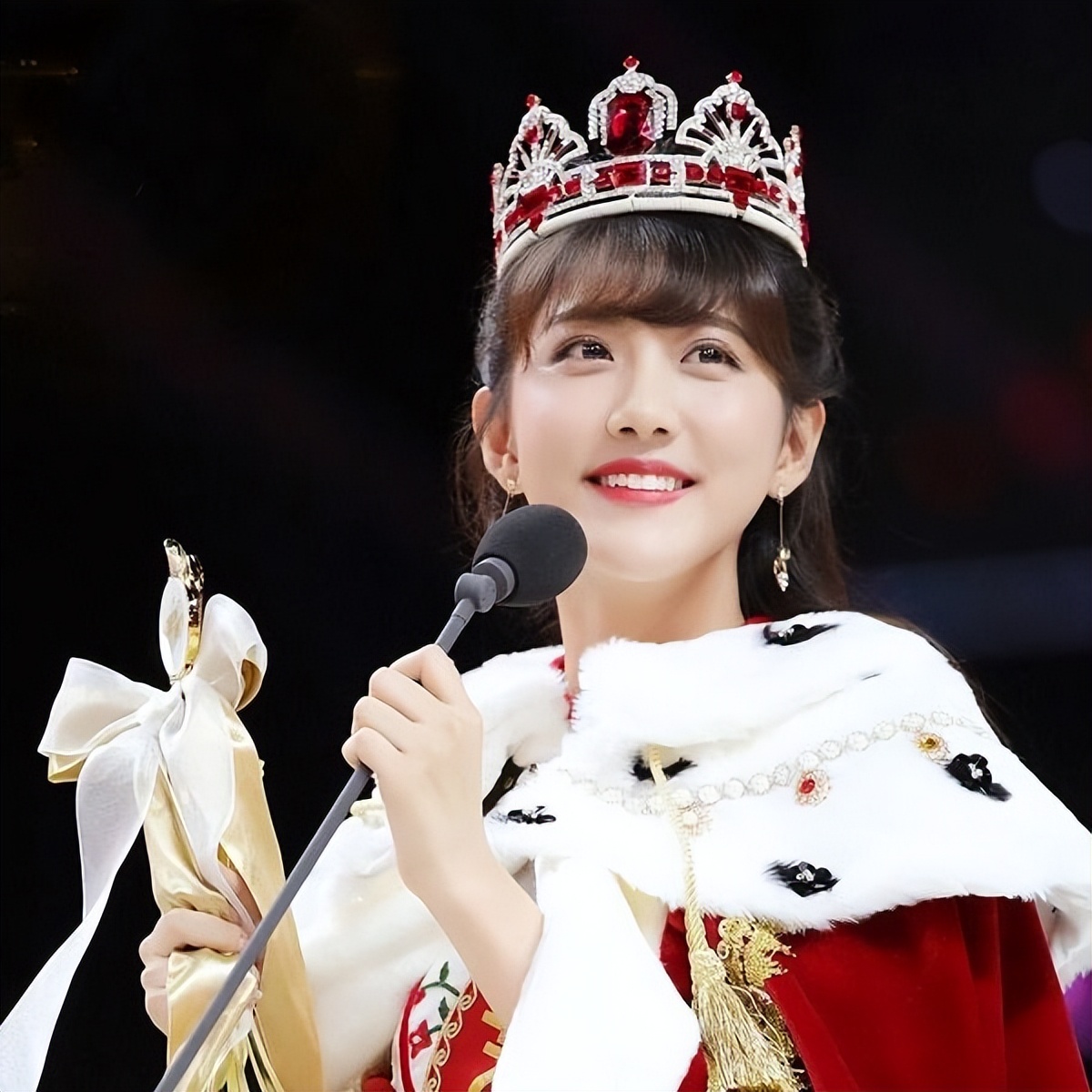 李艺彤清新甜蜜，灵动又亲切，明艳不可方物，尽显少女活力