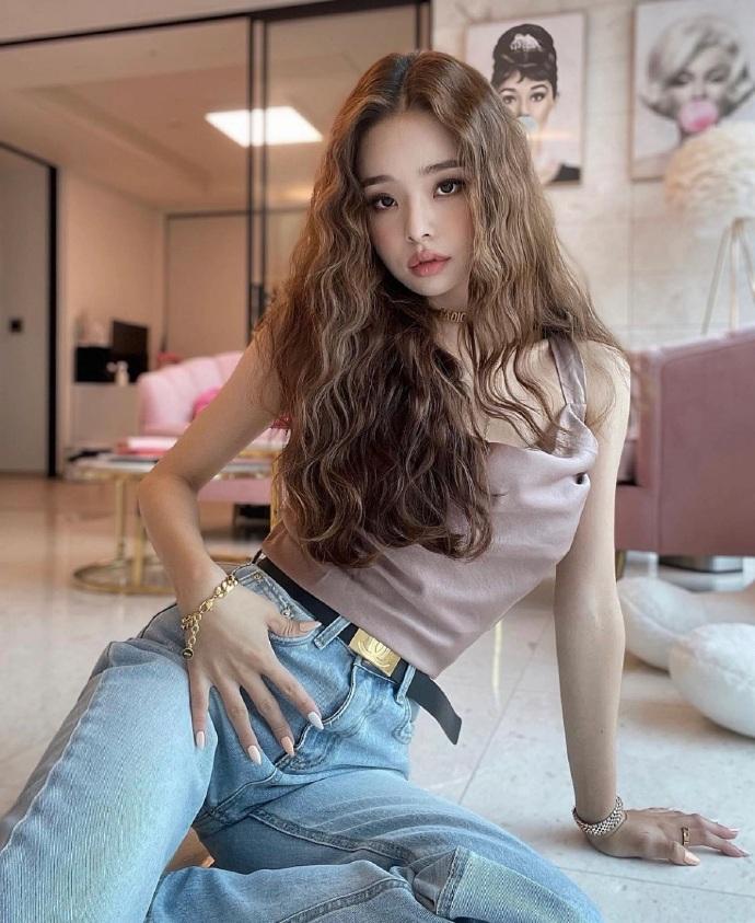 9年、4张牌“登顶”娱乐圈，易烊千玺“顶流之路”揭秘