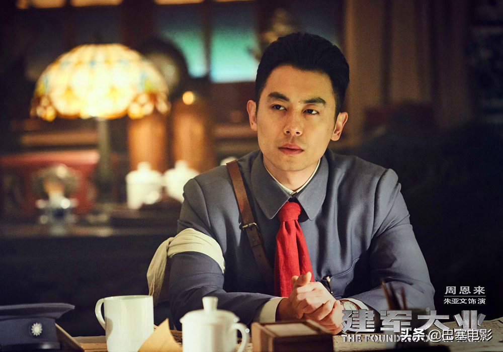 青年周恩来别硬演，朱亚文印象深，陈坤黄晓明不沾边，靳东也一般