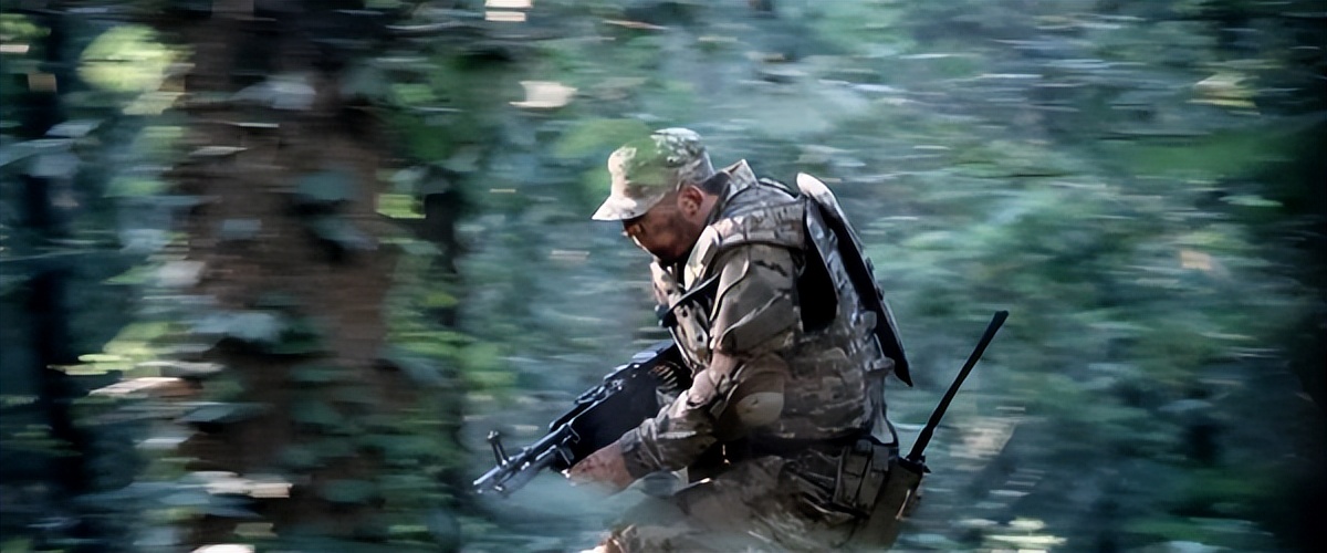 吴京硬汉枪战动作片《战狼》武器解析盘点