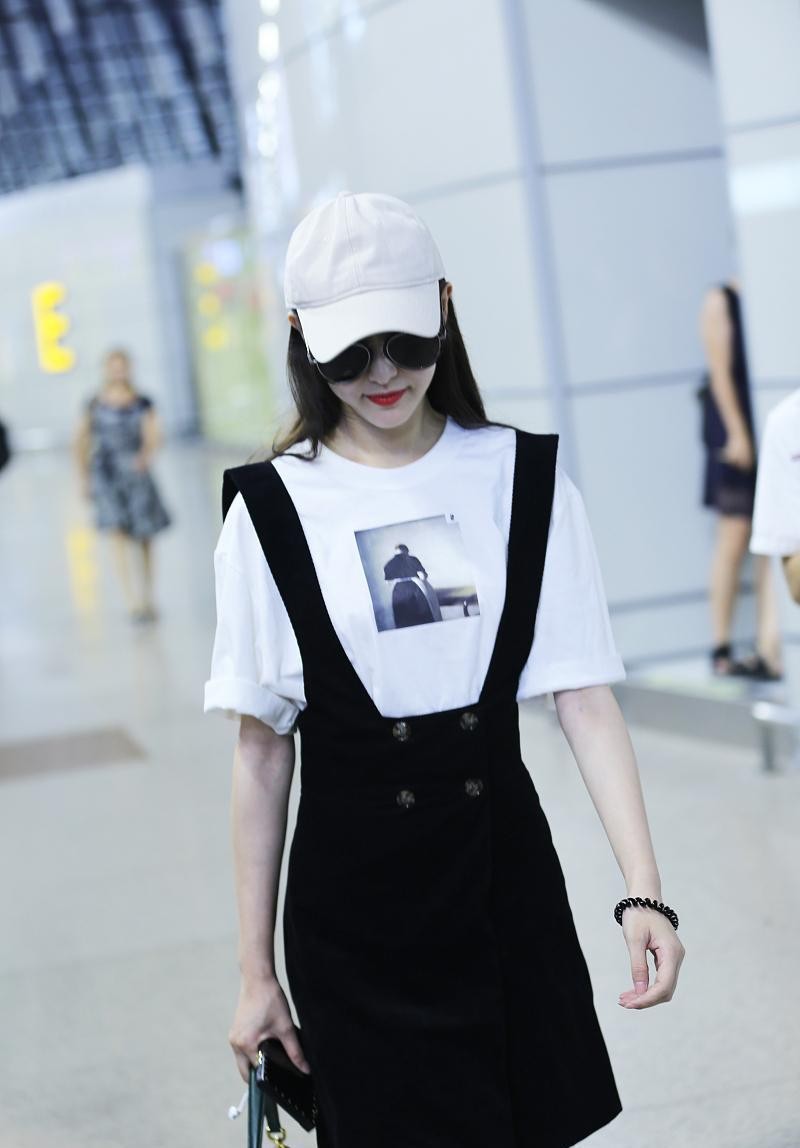 唐嫣生完孩子还这么瘦，背带裙配T恤好清新，看着好像学生妹