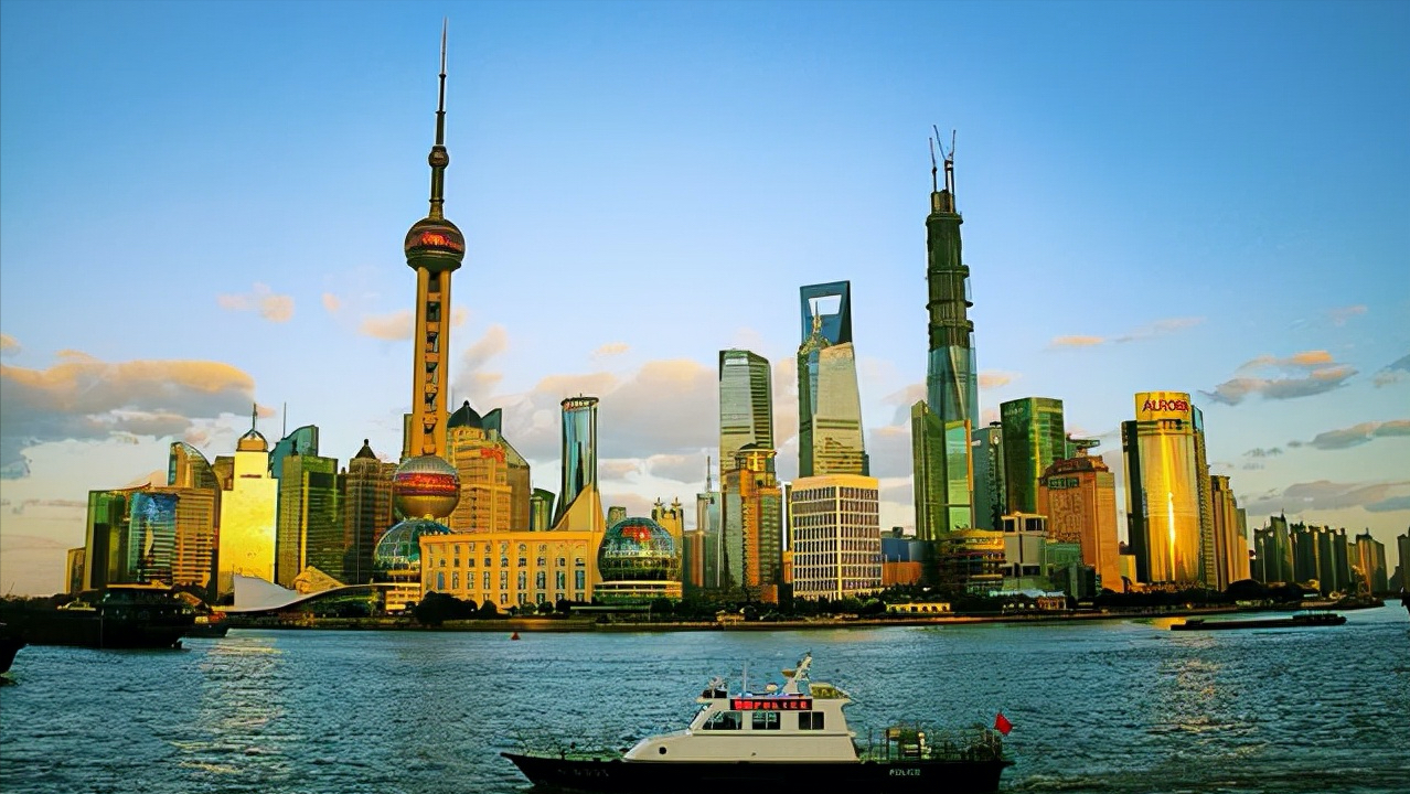 东方明珠-上海的首批5a级景区,浦东的标志性建筑之一
