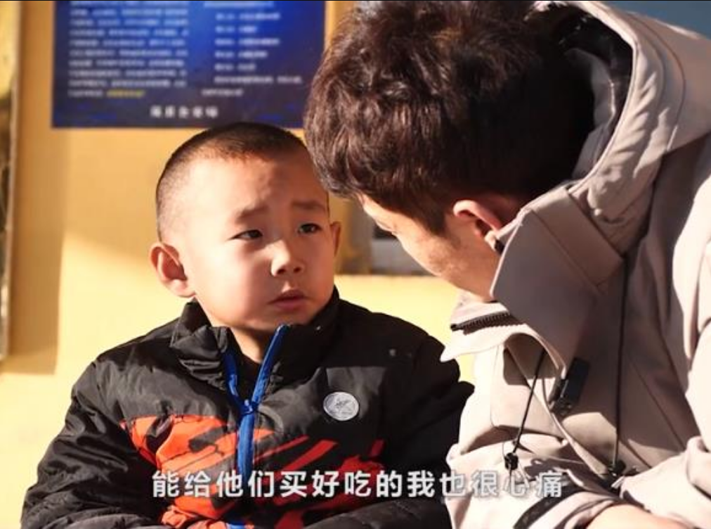 “我妈走了，我爸坐牢了”！7岁男孩憋着不哭，梦想成为消防员