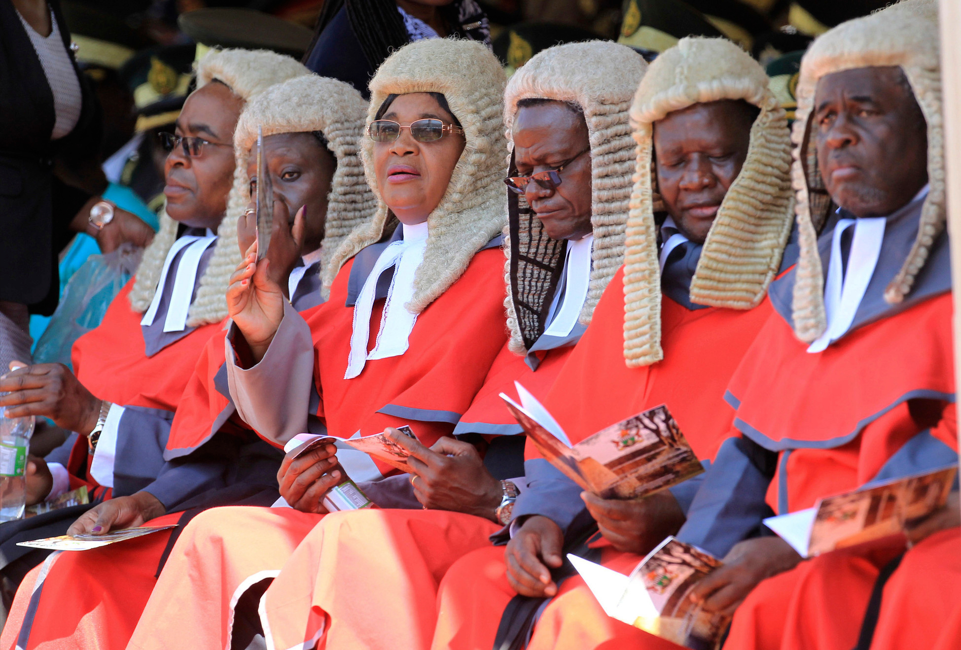 香港已回归24年，这顶来自英国的假发戴着还有何意义？何不脱掉它