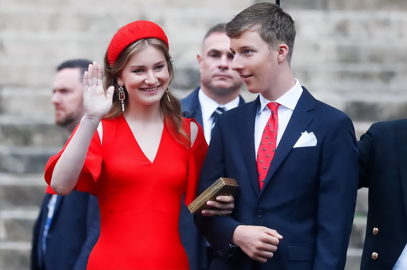 被比利时女王储美到！一袭红裙挽着小王子，好似童话故事里的画面