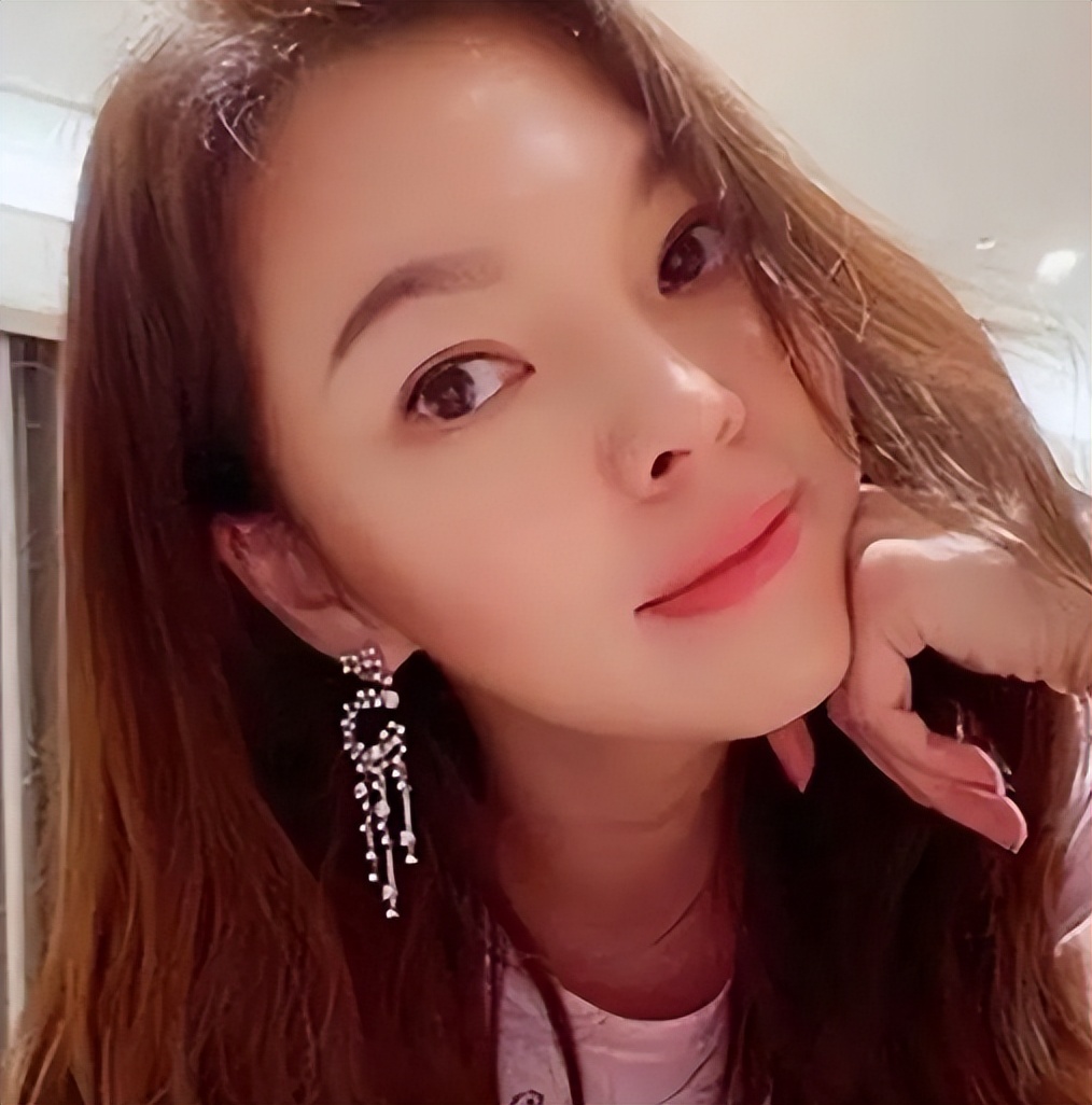 34岁当富士康老板娘，6年3胎稳当百亿豪门阔太，曾馨莹凭什么？