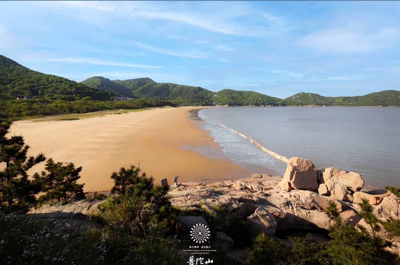 千步金沙习称千步沙,在普陀山的东部海岸,南起67几室67岭北,东北