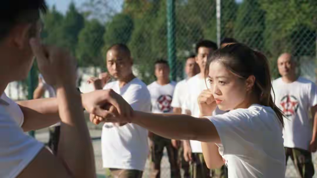 四川00后女生，大学毕业后当保镖，如今22岁年入百万，凭啥