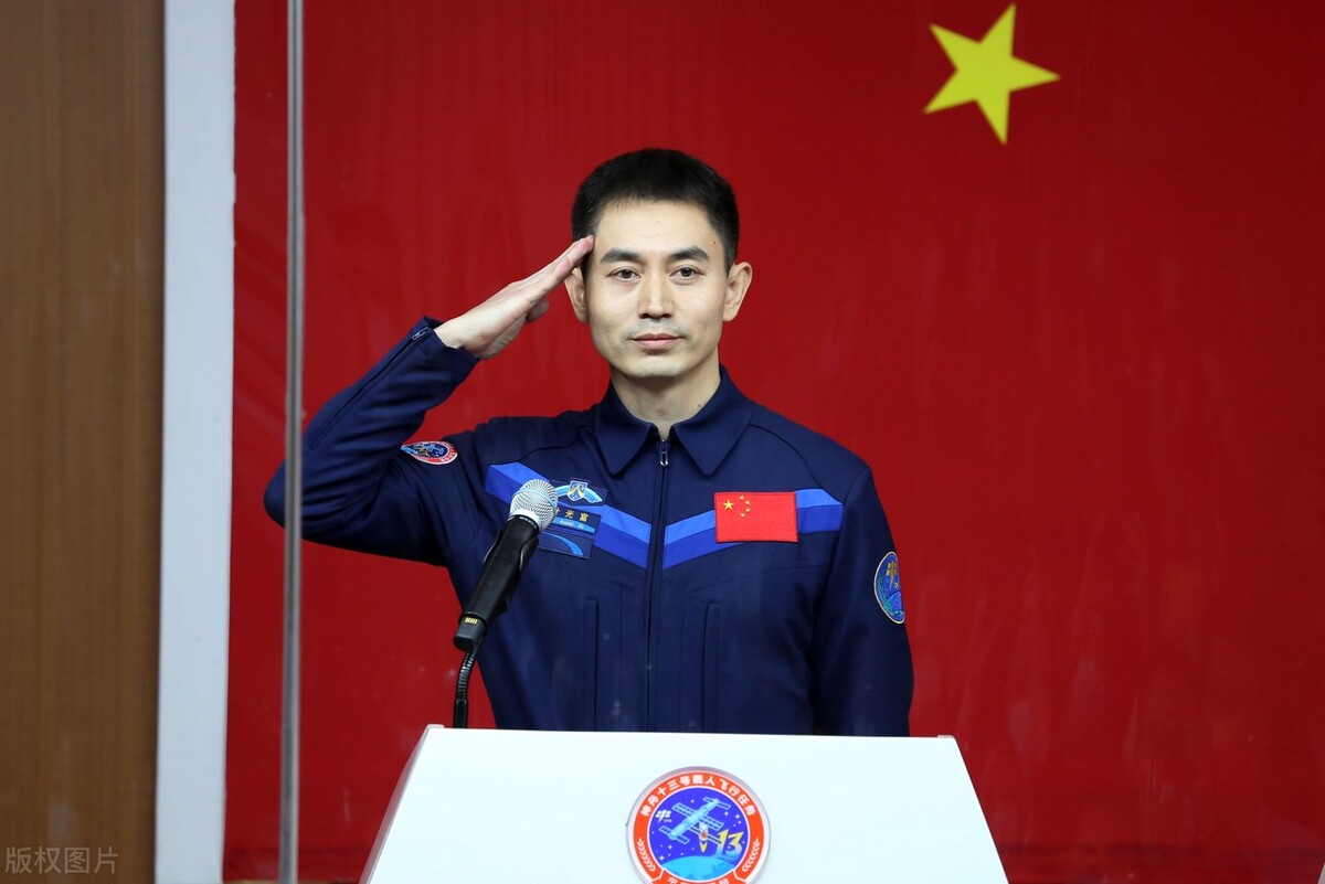 航天员叶光富是首次飞行(我军航天员翟志刚和战友归队后,常服将会多颗