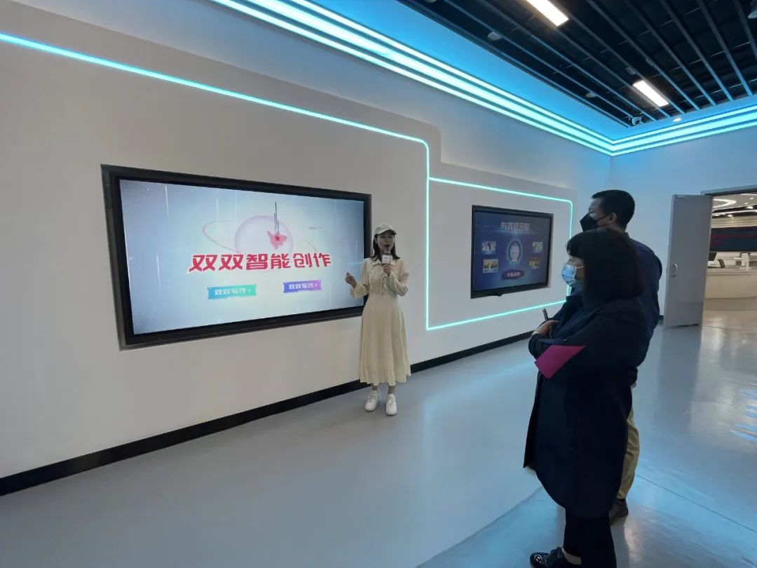 双流区实验小学外国语学校全体教师受邀到区融媒体中心参观学习