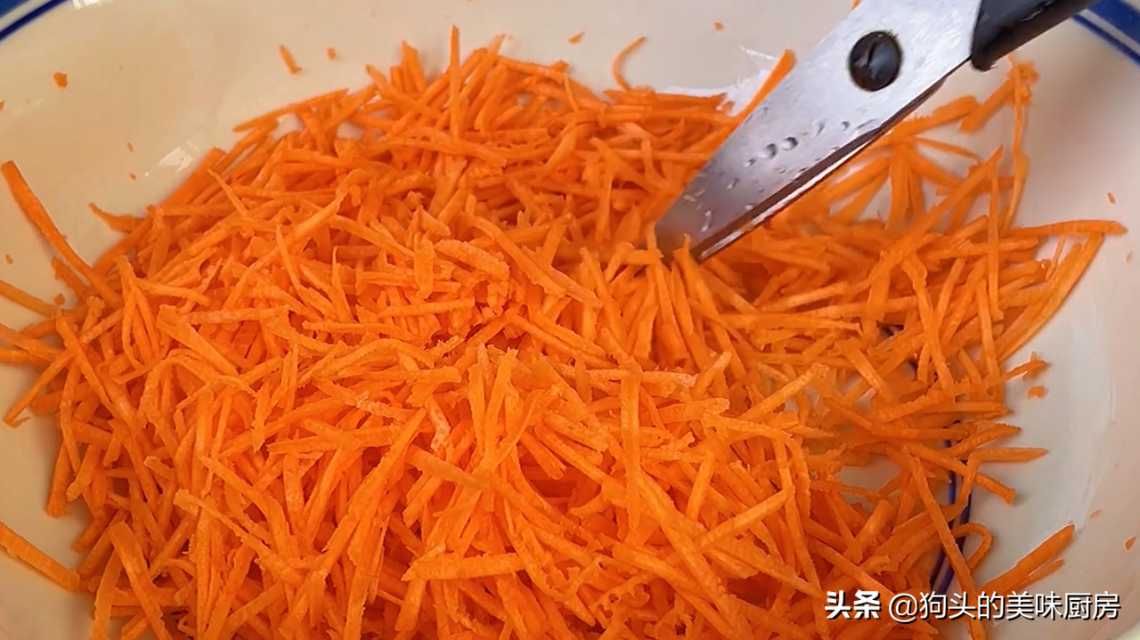 原来蔬菜加面粉这么香？卷一卷上锅一蒸，营养丰富味道鲜美，真香