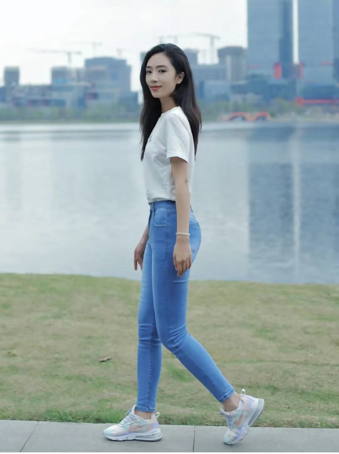夏天穿什么颜色t恤好看又显瘦(夏天穿什么颜色的t恤好看)