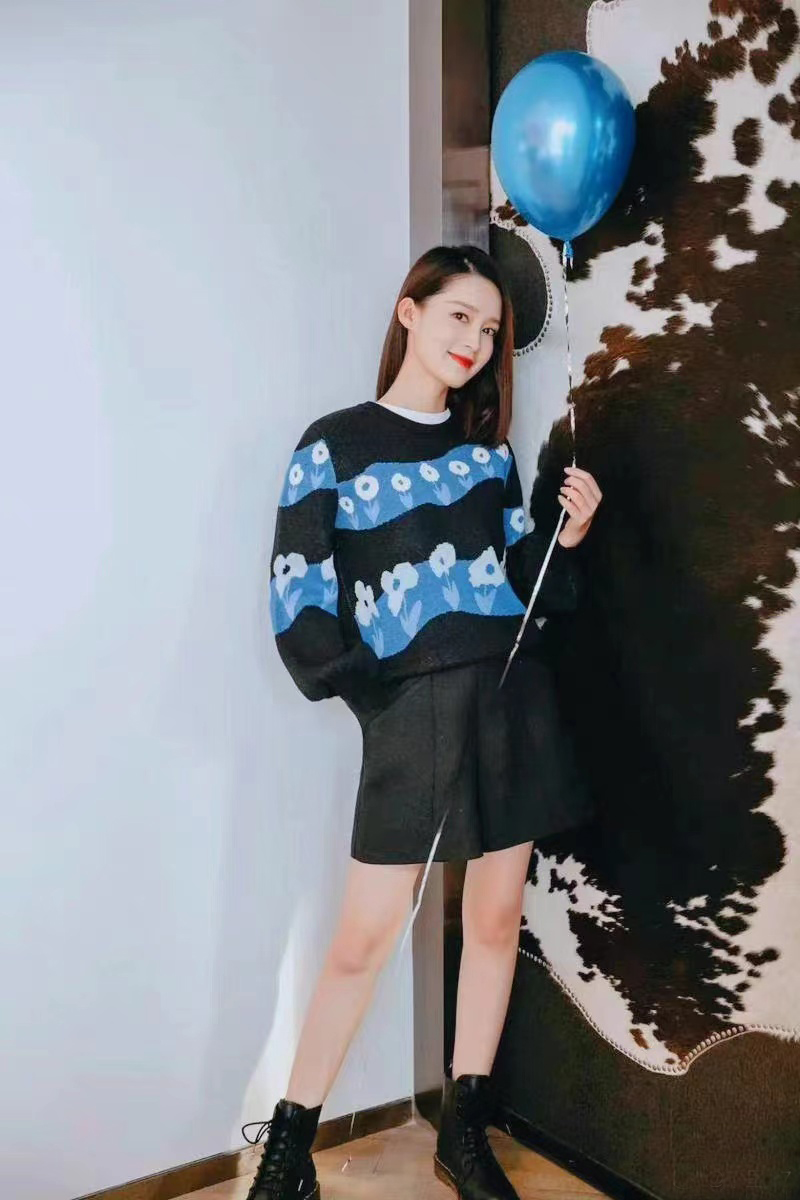 李沁穿黑色印花卫衣内搭白色打底配短裤(李沁穿黑色印花卫衣内搭白色打底配短裤图片)