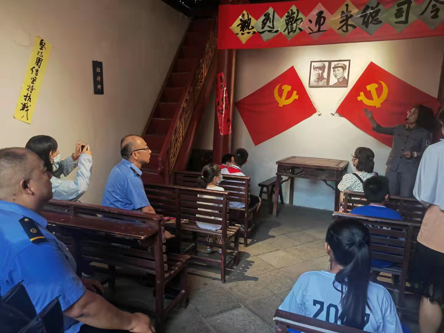 郑州客运段上海三队员工参观洛阳“八办”