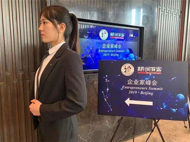 美女保镖吸引29万粉丝，年薪36万，富商老板一次小费超一个月工资