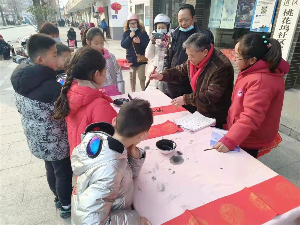 春节前夕，淮安书画家为市民送祝福