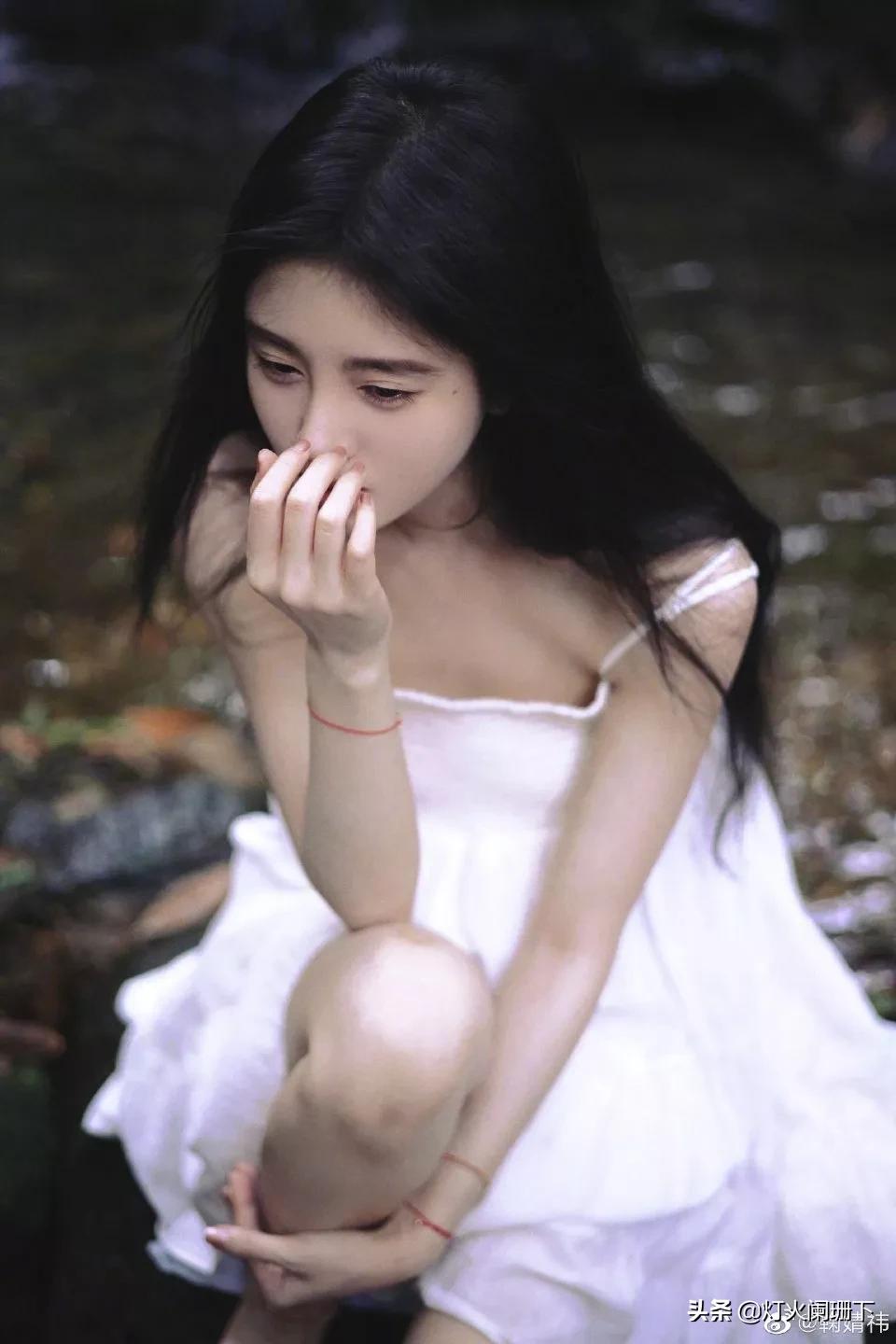 鞠婧祎夏日写真 白色吊带裙清爽可人