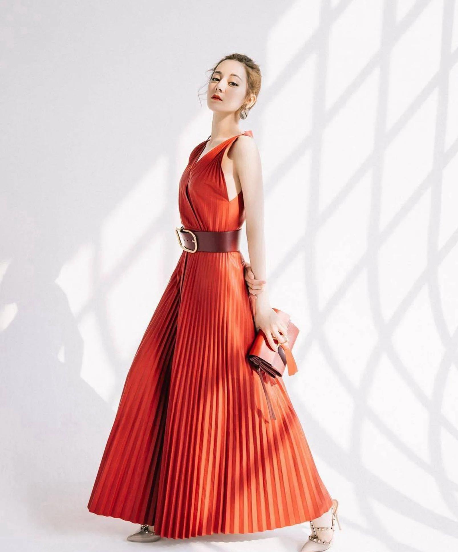 迪丽热巴大红条纹连衣裙