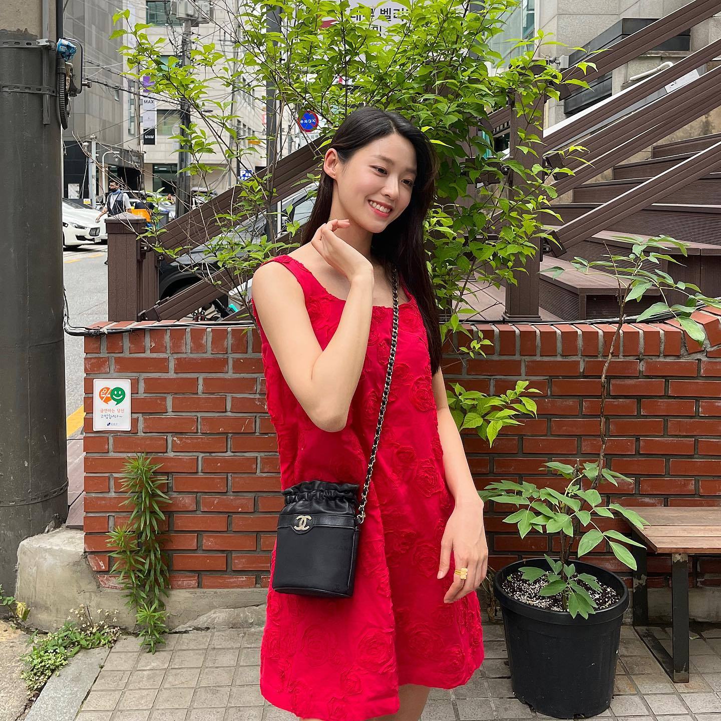 AOA雪炫无袖红裙，展示出众身材，无愧韩国“广告牌女神”称号
