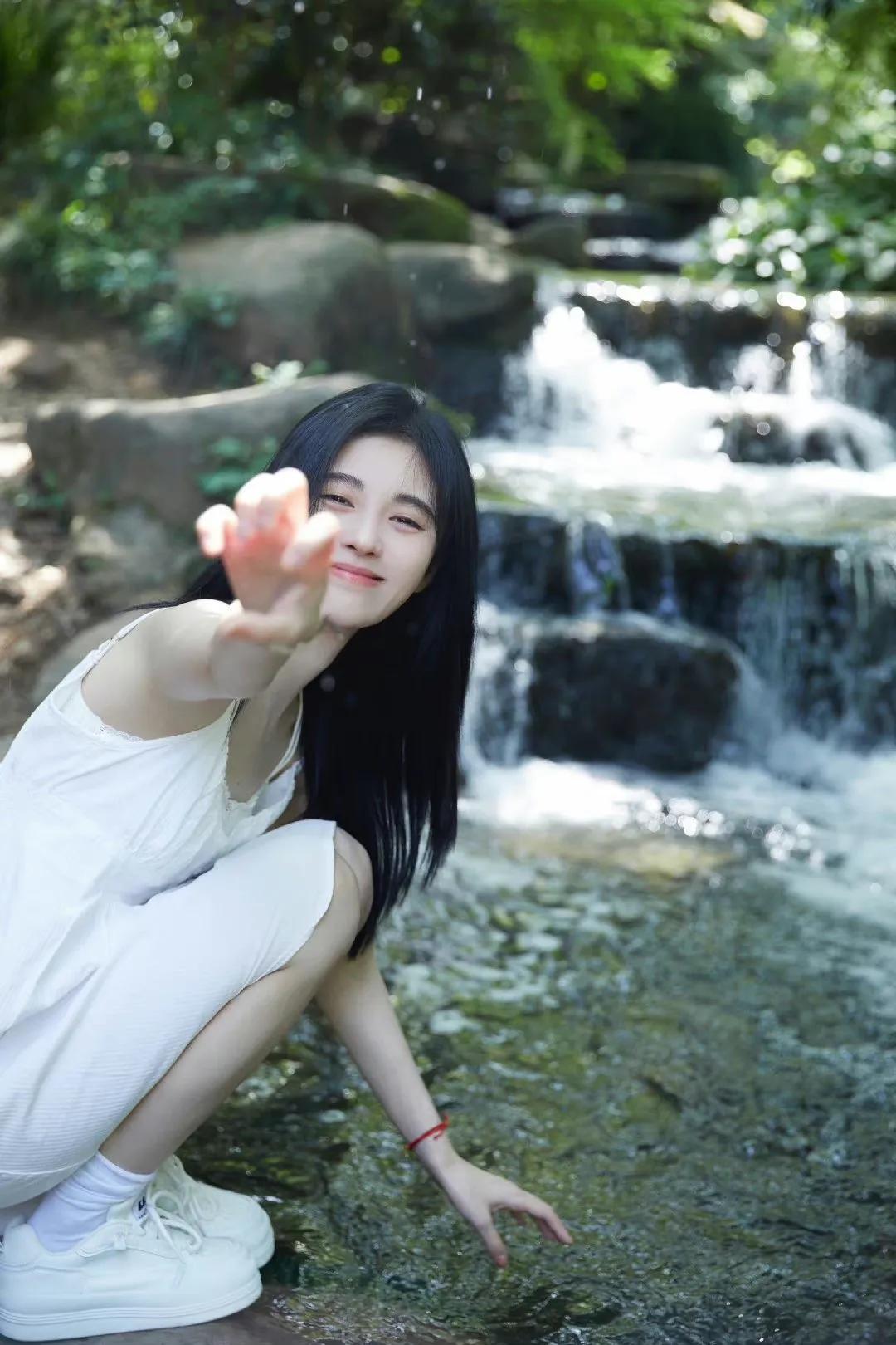 “林间少女”鞠婧祎