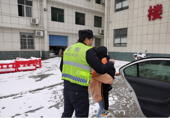 湖北远安：民警提前到岗 战冰雪保平安