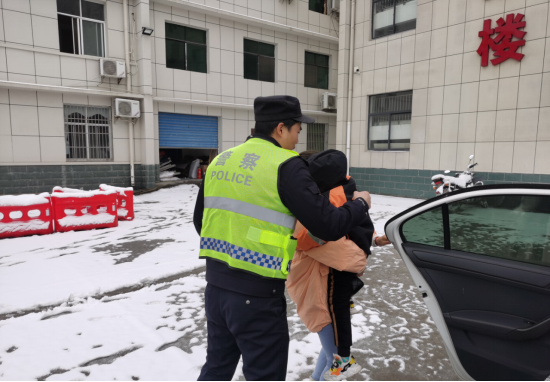 湖北遠(yuǎn)安：民警提前到崗 戰(zhàn)冰雪保平安