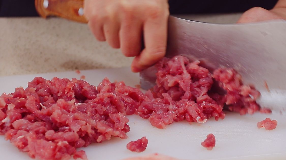 一道过年必备万能酱，一次做10斤，保存一个月不坏，拌饭拌面好吃