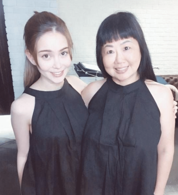 昆凌晒六个月孕肚照，穿风衣巧遮腹部，素颜清纯婚戒抢镜