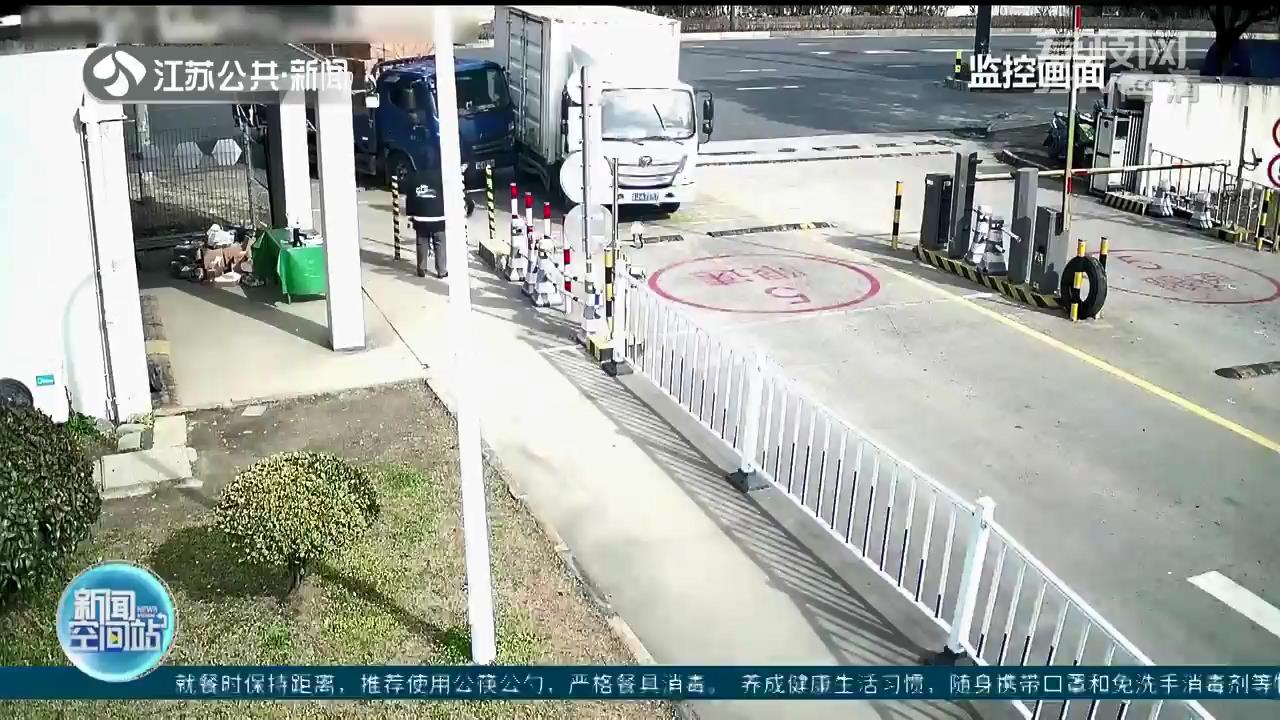 惊险！苏州一货车司机忘拉手刹 溜坡后还想“螳臂当车”