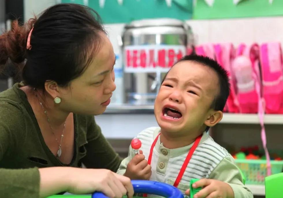 10个娃8个在幼儿园“憋大便”，了解原因，如此引导很管用