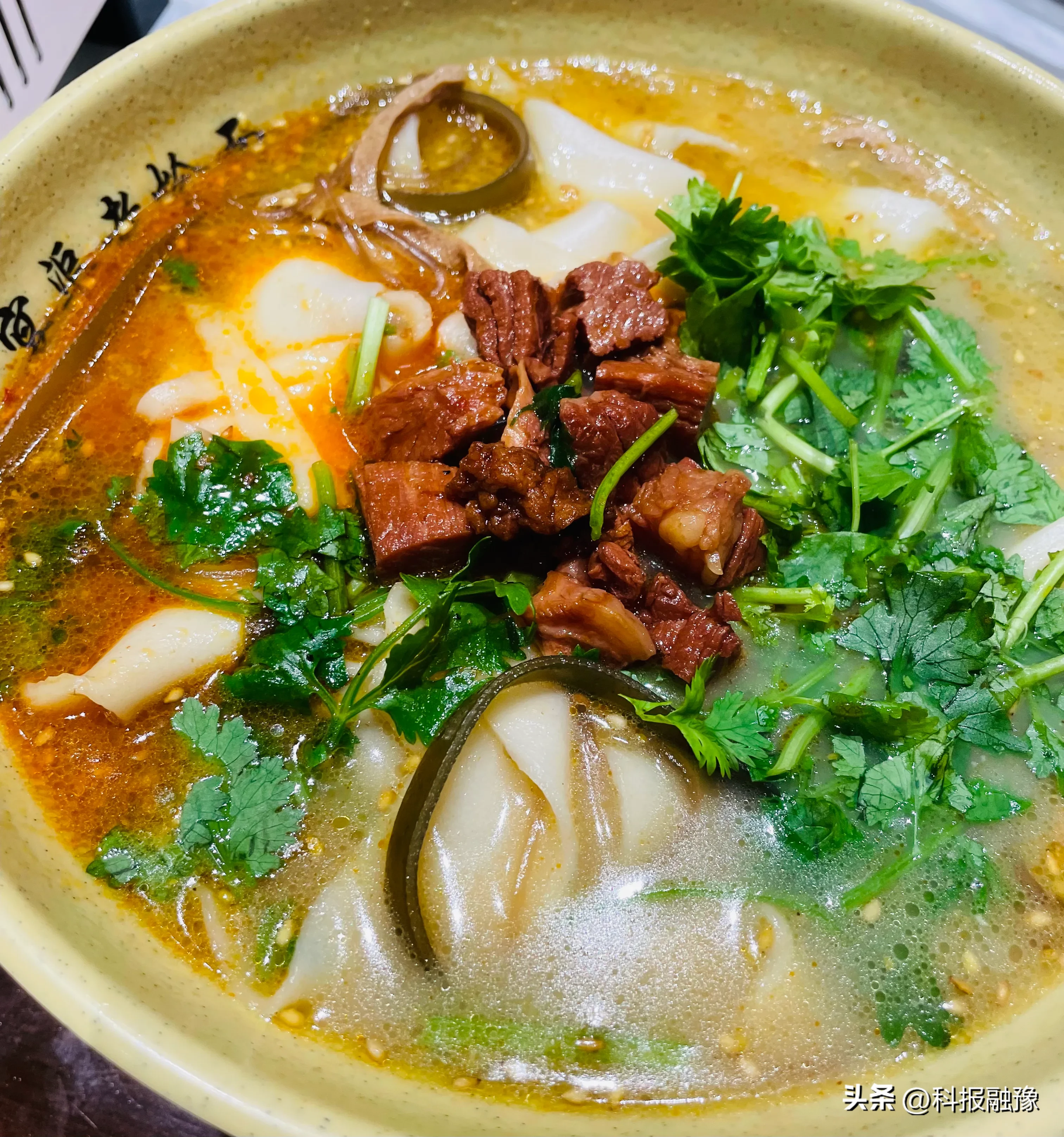 郑州必吃烩面宴渠老烩面生意火爆翻台率高堪称郑州传统老式烩面届的扛