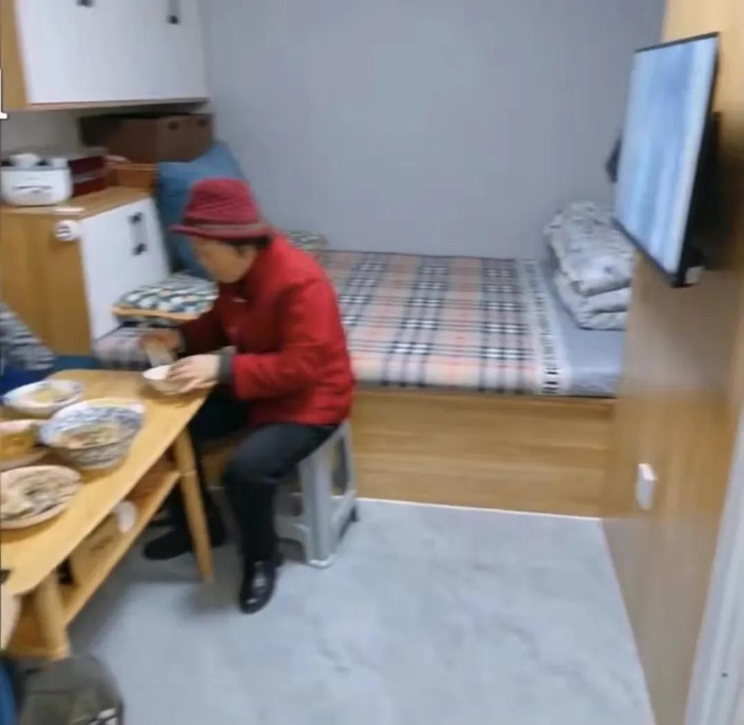 山东一位女主，装修20㎡车库给68岁母亲住，网友看后“炸锅”了