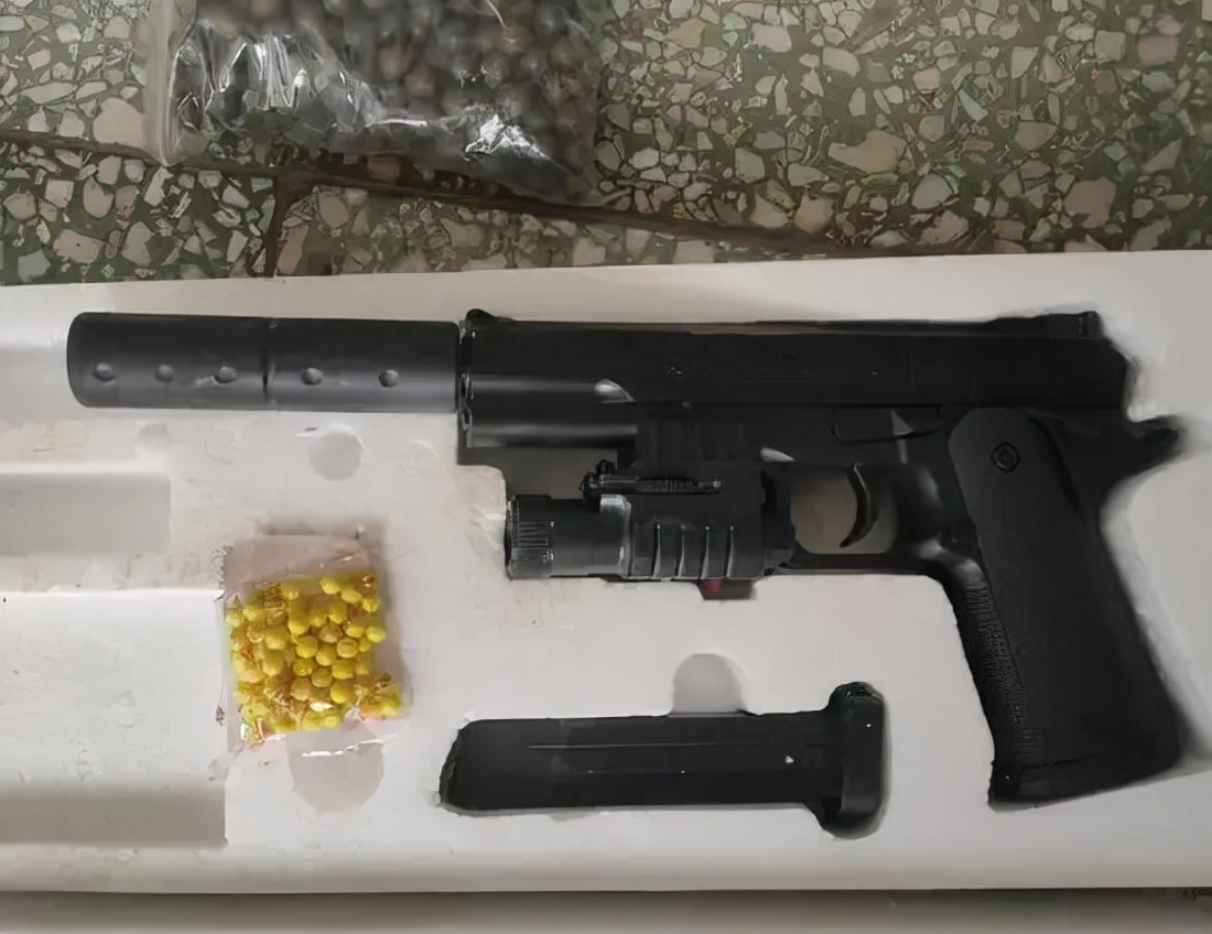 中国为什么要严令禁枪？从全民持枪到全国禁枪，枪支管控的那些事