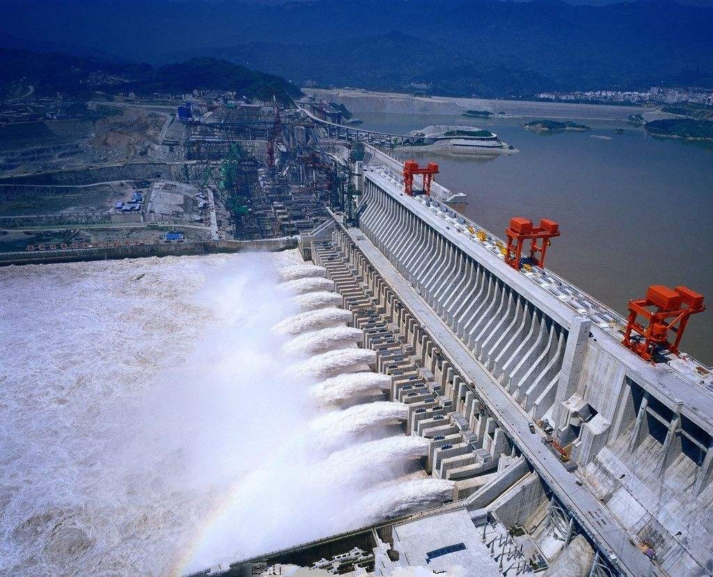 如果打开三峡大坝全部闸门，将里面的水全部放光，共需要多长时间