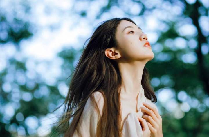 拍照顯臉小的方法，都很簡單易學(xué)，給女朋友拍照一定要學(xué)會