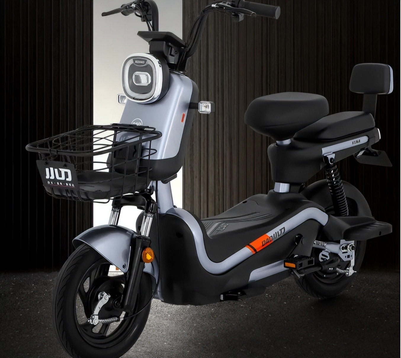 小刀酷纳不同于普通的简易款车型,粗壮的管材车架