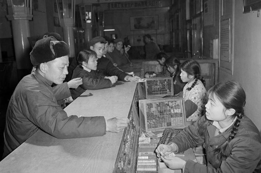 老人1958年存77元到现在利息多少(1958年在银行存下77元巨款，如今全提现)
