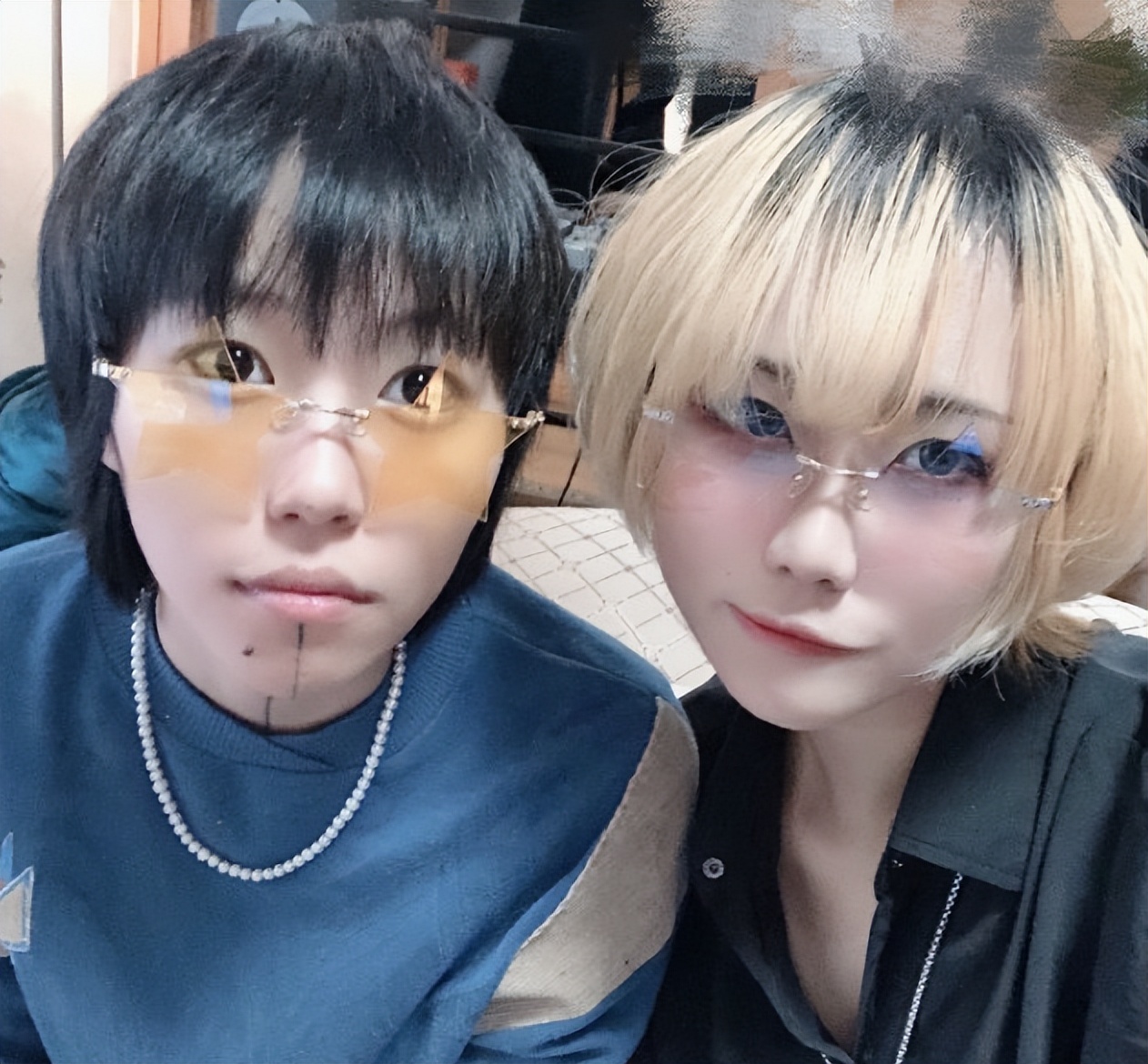 王菲大女儿近照曝光，25岁窦靖童晒怼脸自拍，造型随性超接地气